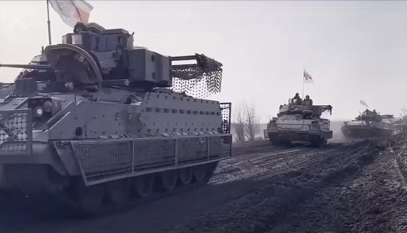 Quân Ukraine điều xe chiến đấu bộ binh nội địa “Bucephalus” tiến công, dùng pháo tự động 30 mm quét dữ dội, thậm chí còn phá hủy được một kho đạn nhỏ của Nga. Khi trời bắt đầu sáng, nhiều xe bọc thép Ukraine tiếp tục kéo tới, khiến trận tuyến phía Nga rối loạn nghiêm trọng, buộc phải bỏ lại một số vị trí và rút lui về phía sau. Ảnh : Euromaidan Press