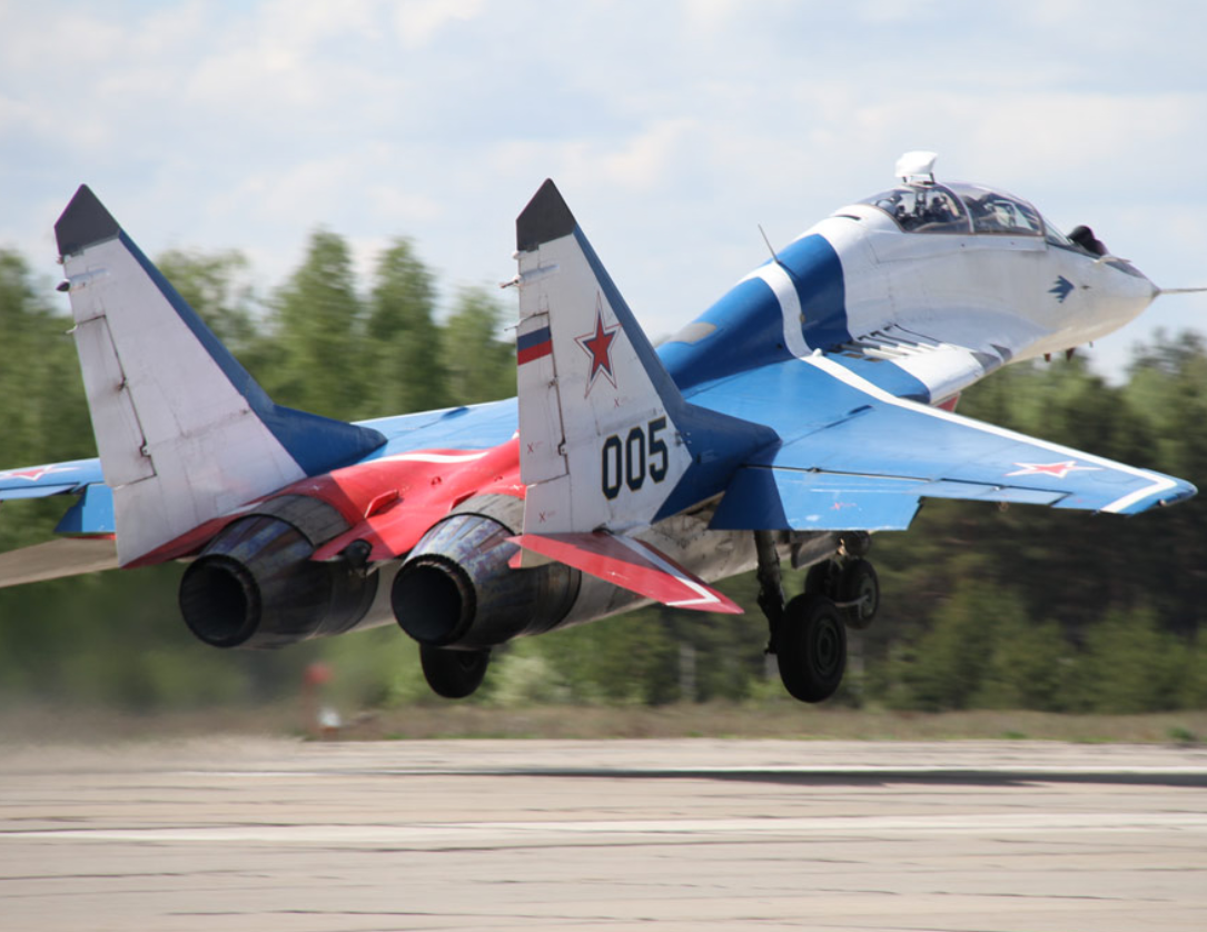 Tính đến năm 2025, các máy bay chiến đấu chủ lực của Belarus bao gồm khoảng 25 chiếc MiG-29 Fulcrum, được mua vào những năm 1990 và một số lượng nhỏ hơn máy bay tấn công Su-25 Frogfoot. MiG-29, mặc dù được nâng cấp lên tiêu chuẩn MiG-29BM vào những năm 2000 với khả năng tương thích vũ khí và hệ thống điện tử hàng không được cải thiện, nhưng cũng là những nền tảng cũ kỹ bị giới hạn bởi thiết kế thế hệ thứ tư. Ảnh: @Defence Blog.