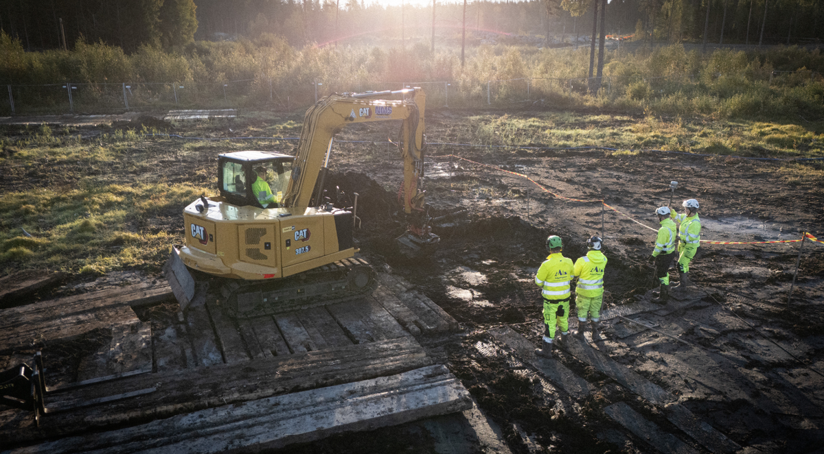 Trong cuộc khai quật tại Logsjömossen ở Gerstaberg, Thụy Điển, các chuyên gia đến từ Bảo Tàng Quốc Gia Thụy Điển bất ngờ tìm thấy hai vật thể cổ xưa kỳ lạ. Ảnh: @Bảo Tàng Quốc Gia Thụy Điển.