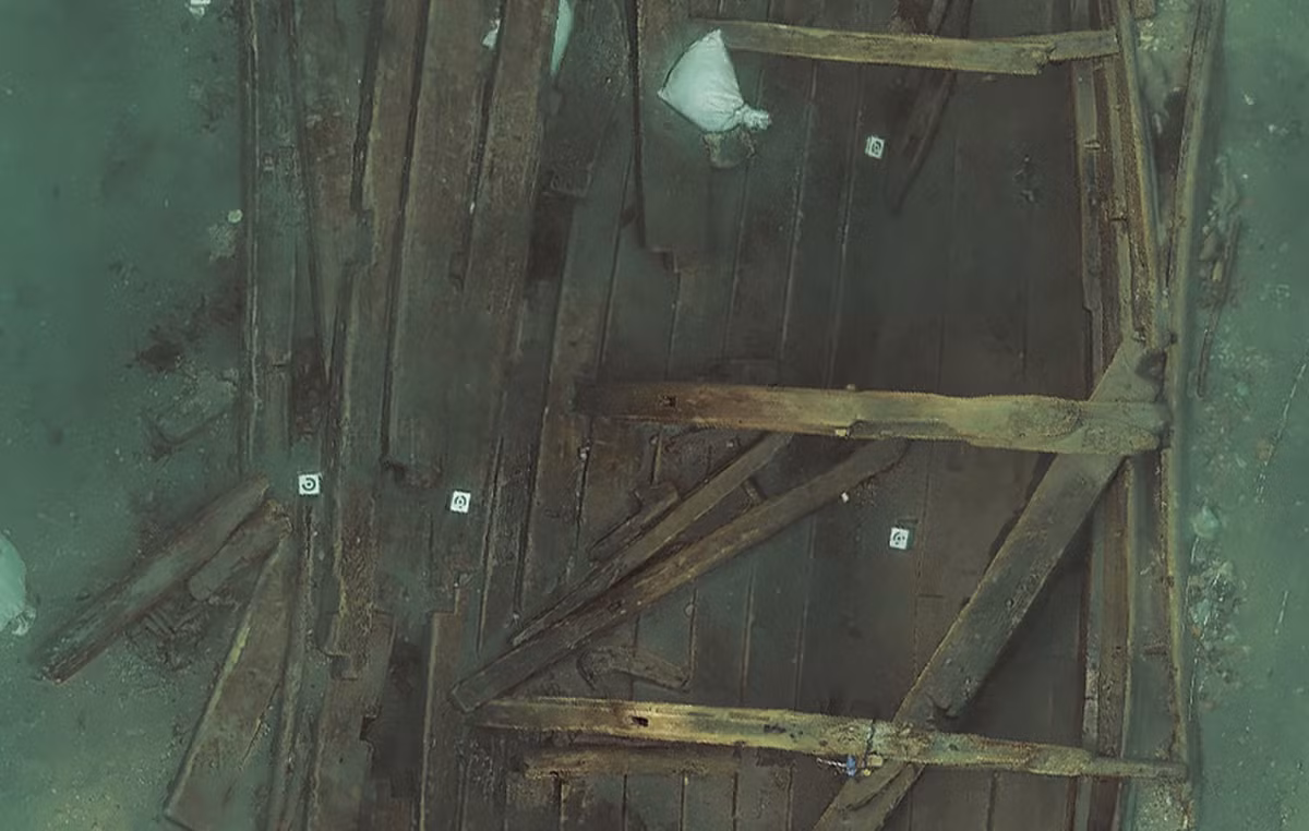 Phần thân tàu còn lại dài khoảng 11 mét và rộng khoảng 4,8 mét. Mạn trái bị hư hại nặng khi con tàu bị lật úp, trong khi mạn phải còn trong tình trạng khá tốt. Ảnh: @Viện Nghiên cứu Di sản Hàng hải Quốc gia Hàn Quốc.