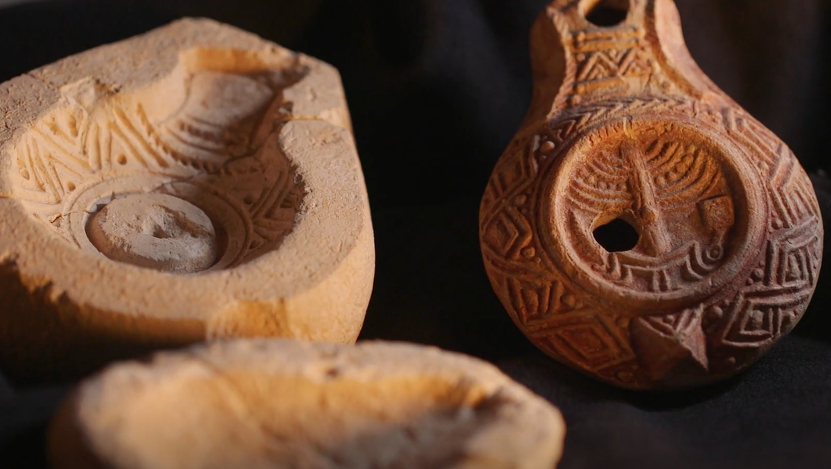 Xưởng sản xuất đèn dầu này đã cho ra những chiếc đèn dầu gốm đa dạng, phong phú, đậm chất văn hóa và tôn giáo Do Thái để đáp ứng nhu cầu liên tục của khu vực này cách đây khoảng 1.700 năm trước. Ảnh: @Cơ quan Cổ vật Israel