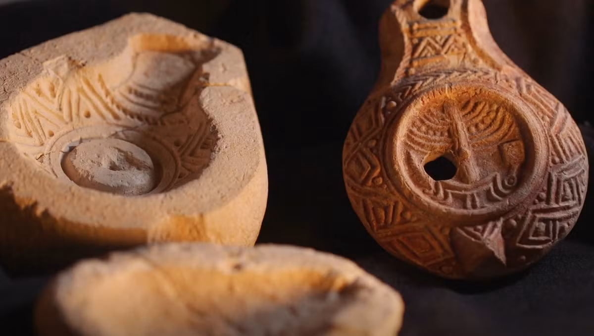 Xưởng sản xuất đèn dầu này đã cho ra những chiếc đèn dầu gốm đa dạng, phong phú, đậm chất văn hóa và tôn giáo Do Thái để đáp ứng nhu cầu liên tục của khu vực này cách đây khoảng 1.700 năm trước. Ảnh: @Cơ quan Cổ vật Israel