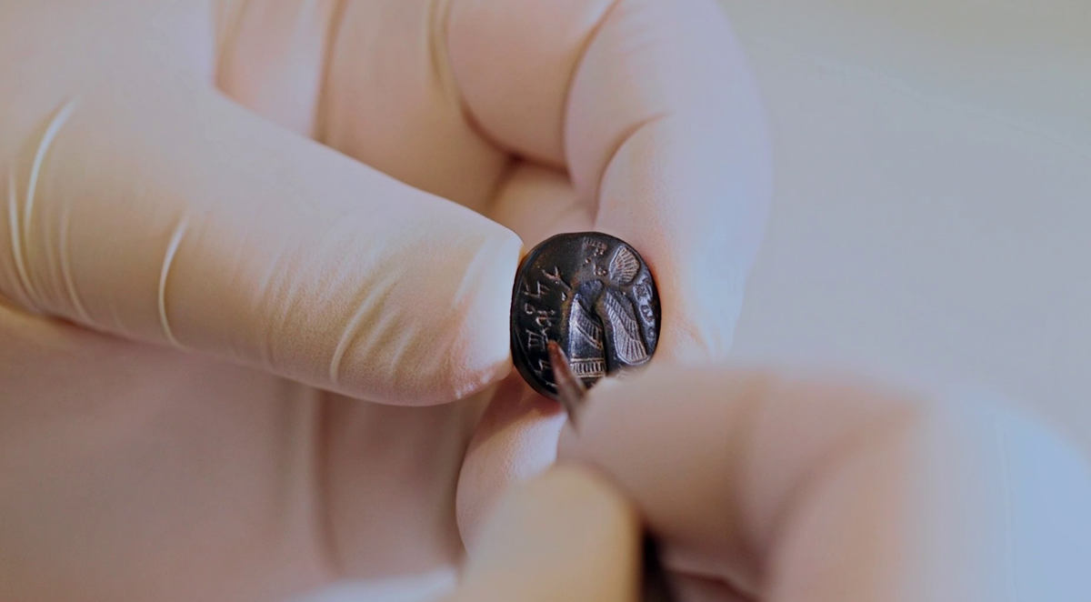 Con dấu được làm bằng đá đen này là một trong những con dấu đẹp nhất từng được phát hiện trong các cuộc khai quật ở Jerusalem cổ đại và được chế tác ở cấp độ nghệ thuật cao nhất. Ảnh: @Cơ quan Cổ vật Israel.