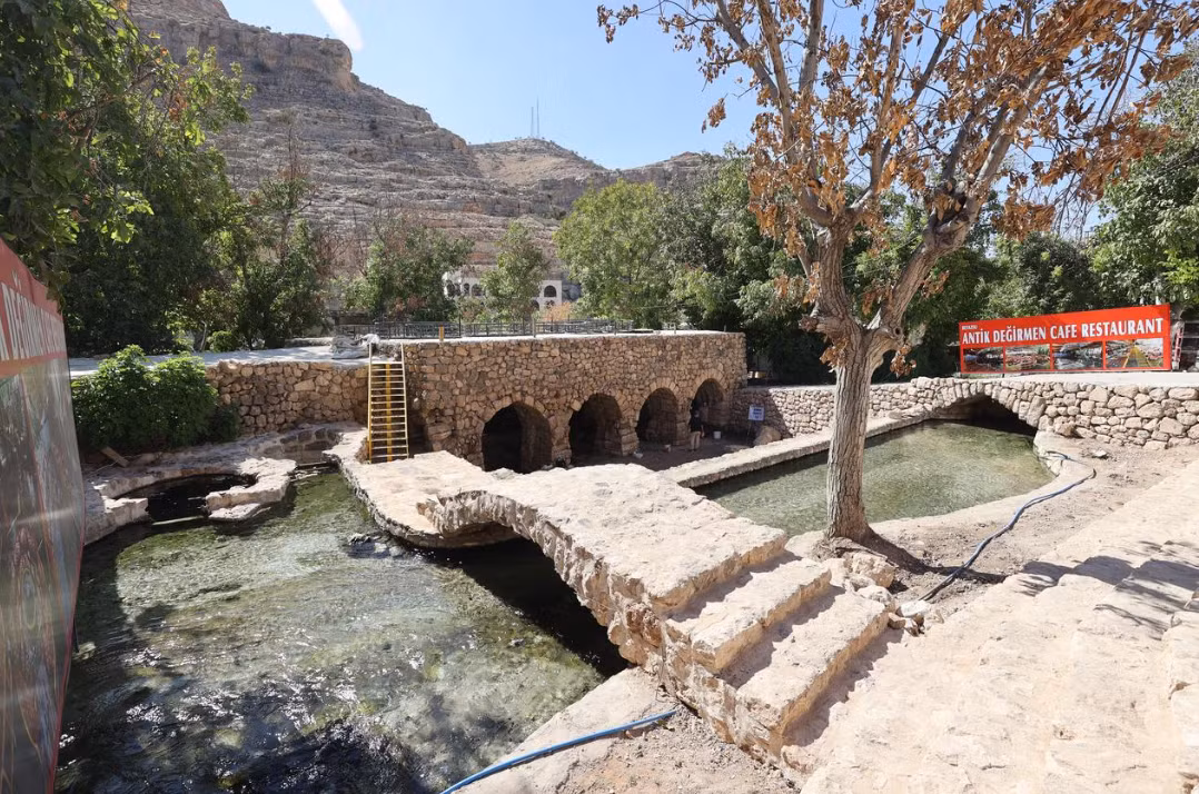 Khi tiến hành khai quật tại một nhà máy xay ngũ cốc bỏ hoang ở Beyazsu thuộc quận Midyat, Thổ Nhĩ Kỳ, các chuyên gia đến từ Bảo tàng Mardin bất ngờ tìm thấy di tích cổ xưa đẹp mắt. Ảnh: @Bảo tàng Mardin.