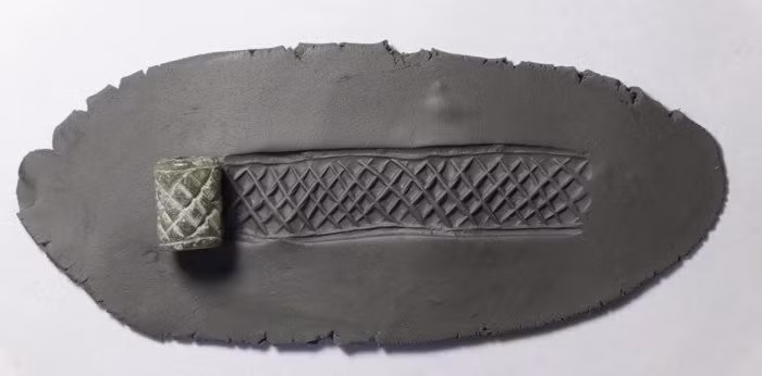 Đó là một mảnh mặt dây chuyền vàng. Đồng thời, một con dấu hình trụ từ thời kỳ Uruk, một hiện vật liên quan đến các hoạt động hành chính, kiểm soát và hợp pháp hóa quyền lực, các nhà nghiên cứu tiết lộ. Ảnh: @Đại học Coimbra.