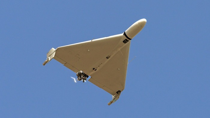 Bên cạnh tên lửa, Iran ngày càng sử dụng nhiều UAV tấn công để bổ sung cho các đợt tấn công bằng tên lửa. Một trong những loại UAV nổi bật là Shahed-136, thiết kế dạng cánh tam giác với động cơ piston kéo cánh quạt phía sau.