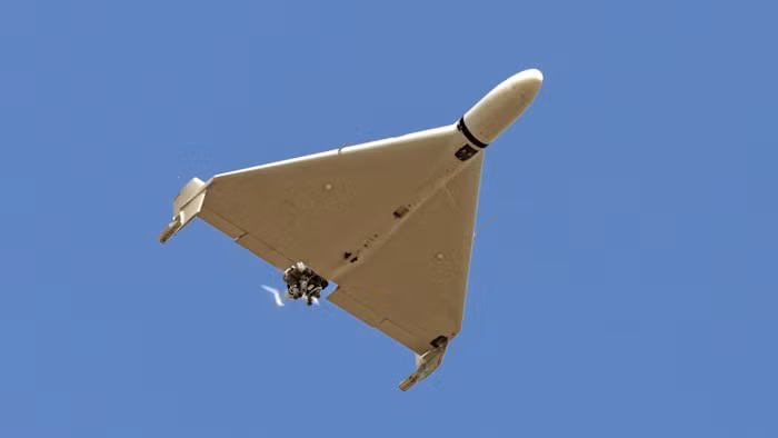 Bên cạnh tên lửa, Iran ngày càng sử dụng nhiều UAV tấn công để bổ sung cho các đợt tấn công bằng tên lửa. Một trong những loại UAV nổi bật là Shahed-136, thiết kế dạng cánh tam giác với động cơ piston kéo cánh quạt phía sau.