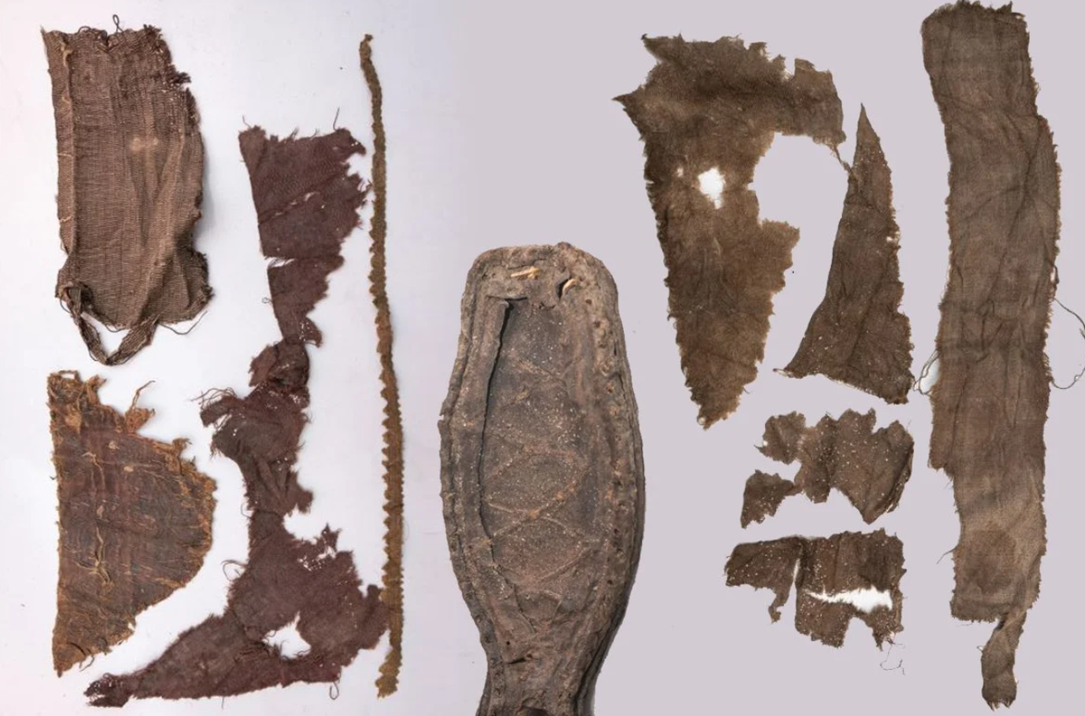 Bộ sưu tập này bao gồm giày dép theo cả phong cách phương Đông và phương Tây, các mảnh váy xếp ly, viền cổ áo, tất len, vải vàng và lụa rất đắt tiền… Ảnh: @Cơ Quan Cổ Vật Ba Lan.