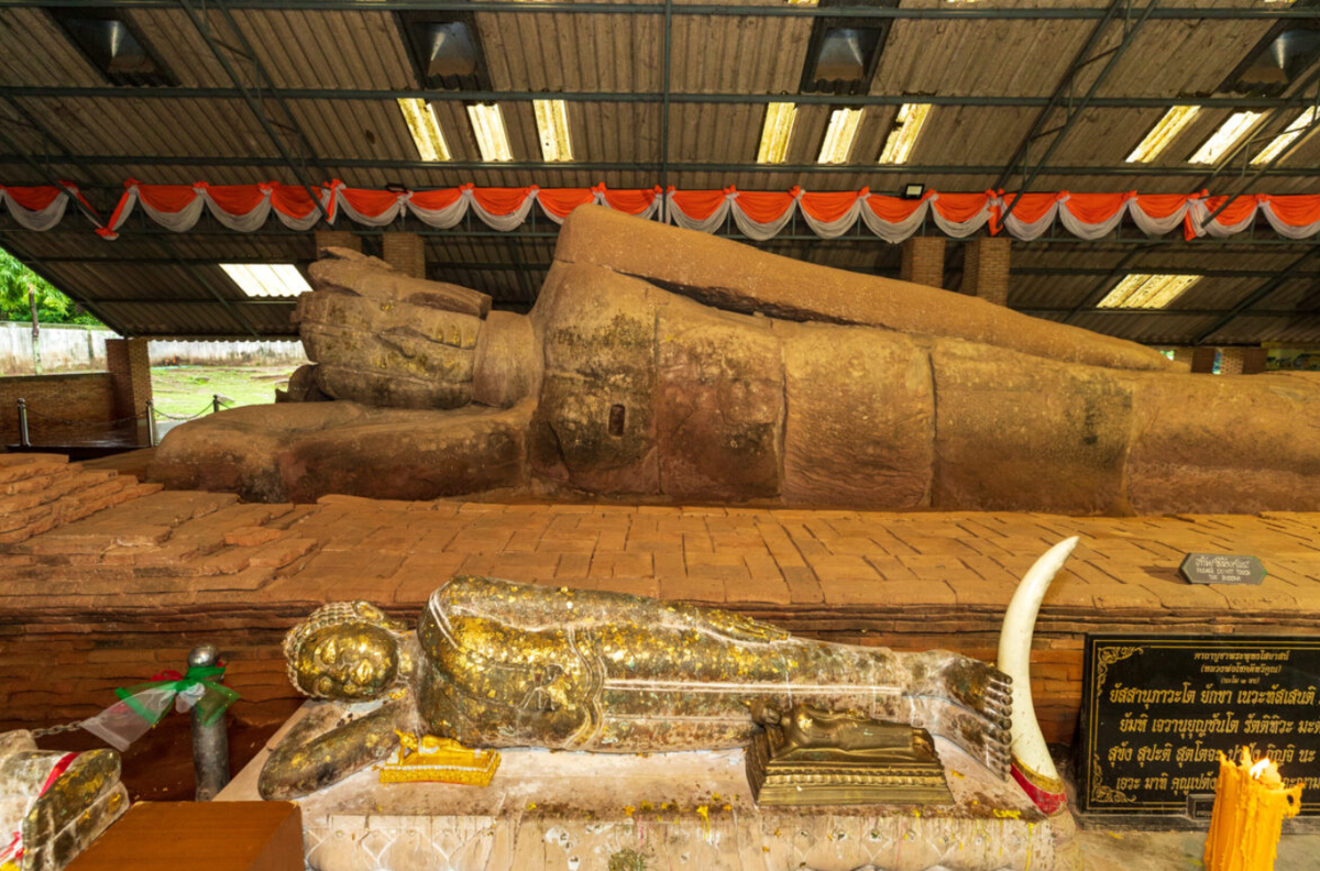 Tại một dự án bảo tồn nhằm giảm độ ẩm dưới lòng đất xung quanh tượng Phật bằng đá sa thạch - một trong những bức tượng Phật nằm cổ nhất và lớn nhất Thái Lan tại Chùa Wat Thammachak Sema Ram ở huyện Sung Noen, tỉnh Nakhon Ratchasima, trong khi chuẩn bị hệ thống thoát nước, các chuyên gia đến từ Cục Mỹ thuật Thái Lan tình cờ phát hiện một thùng gốm đựng đồ trang sức kim loại nằm ẩn cách bệ tượng khoảng 1,3 mét. Ảnh: @Cục Mỹ thuật Thái Lan.