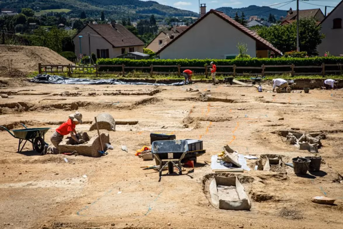 Trong lúc tiến hành khai quật tại một nghĩa trang Kitô giáo cổ xưa ở Saint-Pierre-l'Estrier, Autun, nước Pháp, các chuyên gia đến từ Viện Nghiên cứu Khảo cổ Quốc gia Pháp bất ngờ tìm thấy một ngôi mộ kỳ lạ. Ảnh: @Viện Nghiên cứu Khảo cổ Quốc gia Pháp.