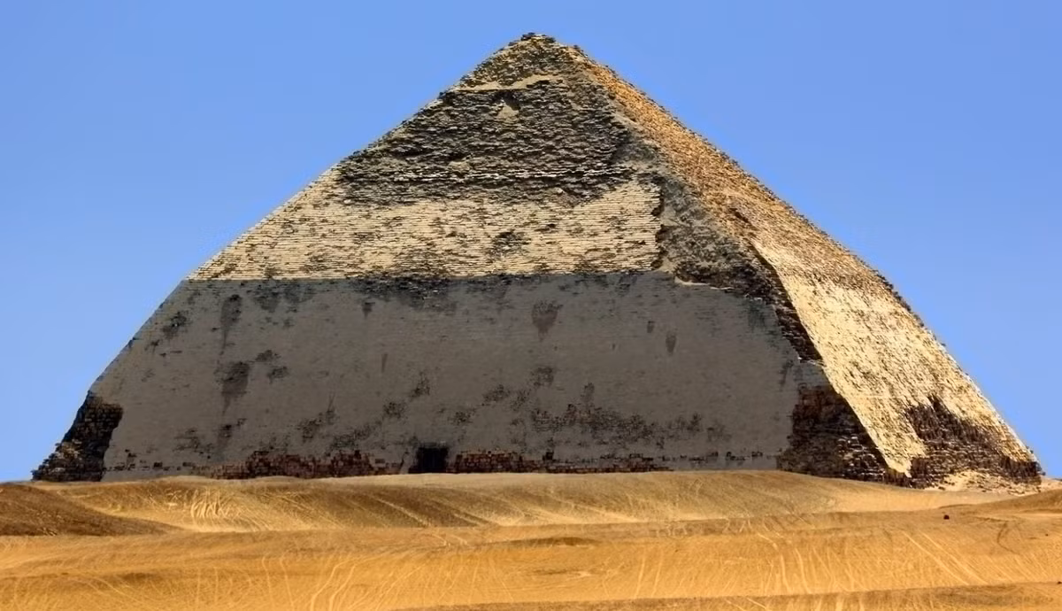 Khi tiến hành khai quật tại nghĩa trang này, các chuyên gia đến từ Hội Đồng Cổ Vật Tối Cao Ai Cập bất ngờ tìm thấy một kim tự tháp kỳ lạ. Bên trong kim tự tháp này, nhóm khảo cổ tìm thấy một quan tài chôn cất cổ xưa. Ảnh: @Hội Đồng Cổ Vật Tối Cao Ai Cập.