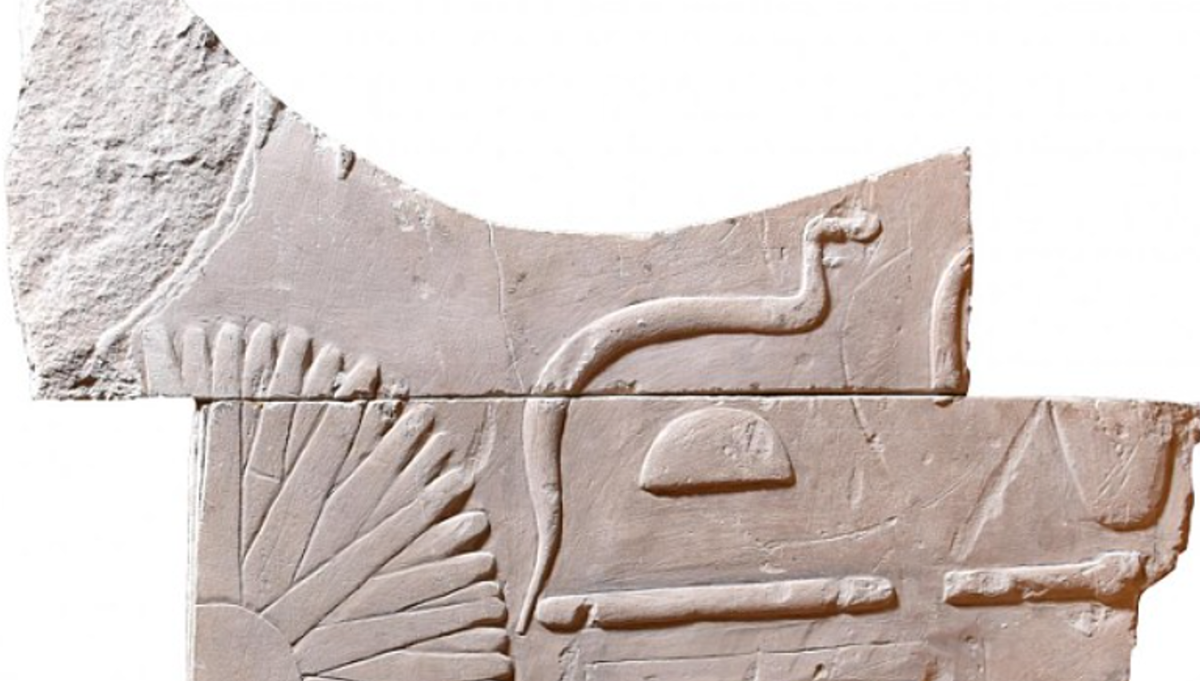 Các chữ tượng hình và hình ảnh con rắn hổ mang (uraeus) nằm bên dưới bức phù điêu được coi là bằng chứng cho thấy, nó thuộc về vị nữ pharaoh này. Ảnh: @Đại học Swansea.