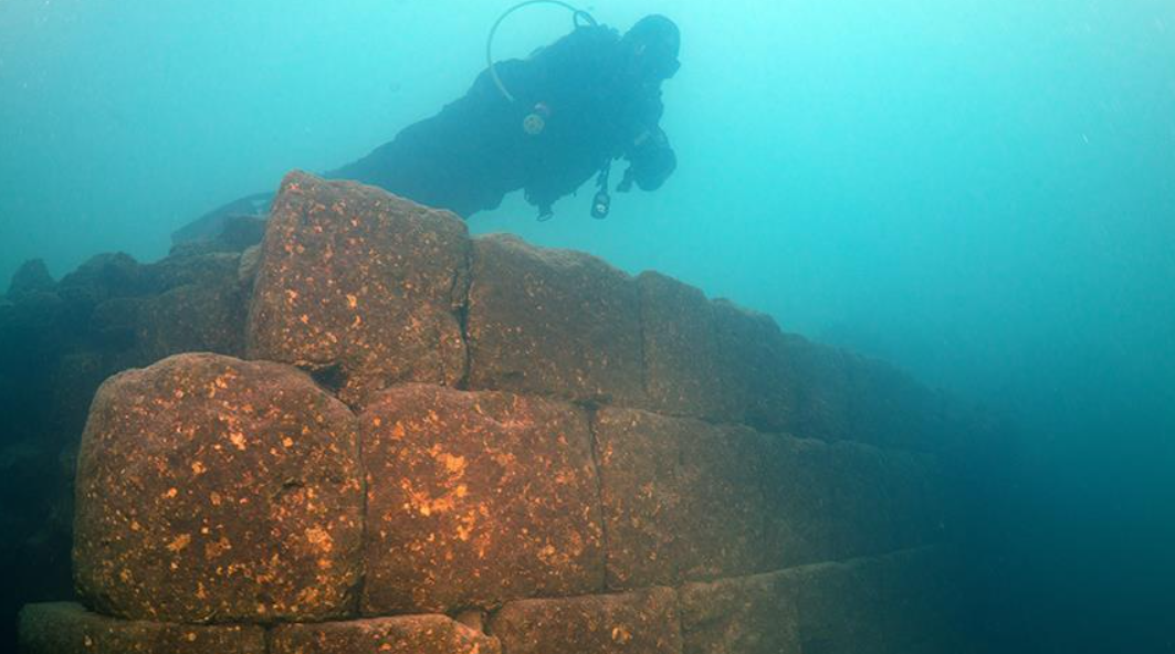 Đó là việc họ tìm thấy tàn tích của một lâu đài bí ẩn 3.000 năm tuổi có tên là Lâu đài Urartu. Ảnh: @Đại học Van Yüzüncü Yıl.