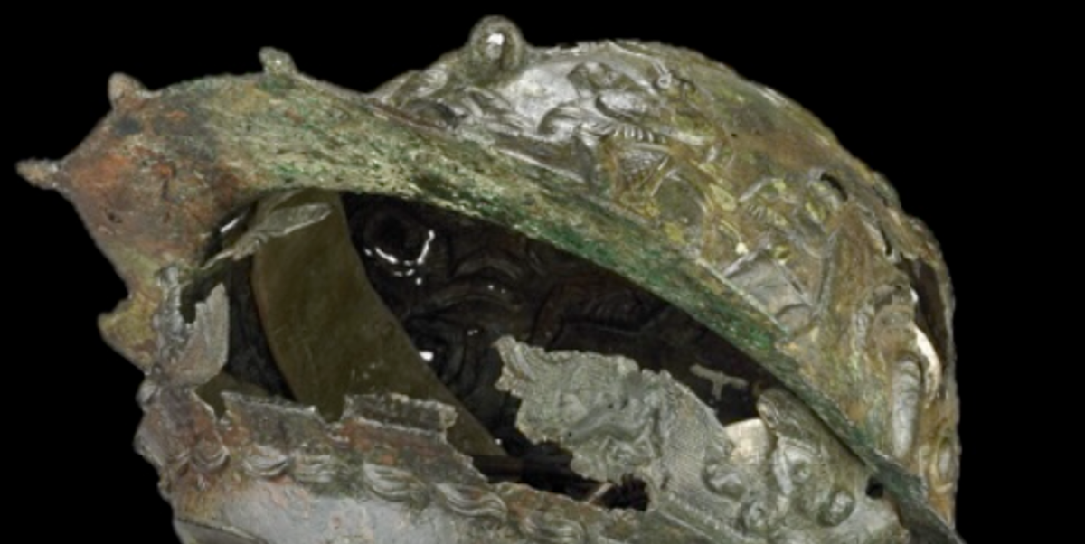 Chiếc mũ sắt được trang trí công phu với một cảnh mô tả cuộc đụng độ giữa sáu kỵ binh và mười một bộ binh. Ảnh: @Hội đồng quản trị Bảo tàng Anh.