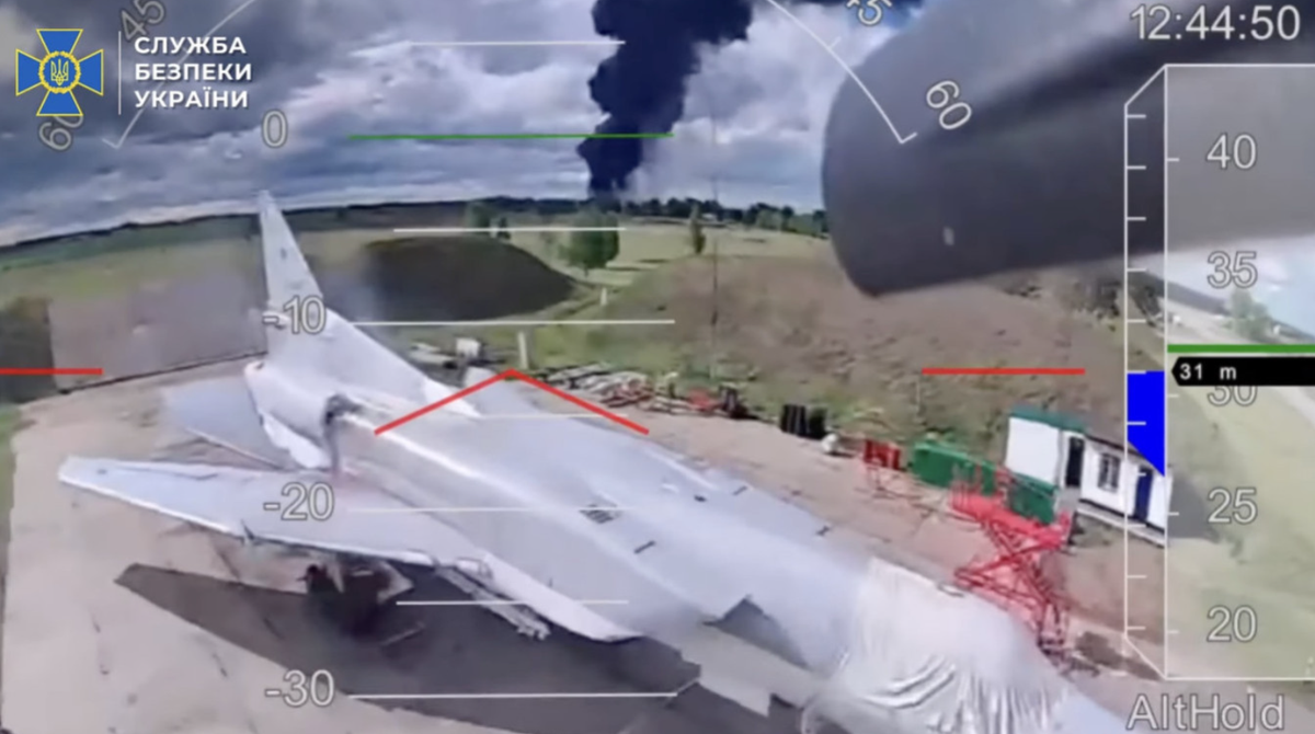 Tổng thống Ukraine Zelensky mô tả hoạt động này là "cuộc tấn công tầm xa nhất" của cuộc chiến, nhấn mạnh tầm quan trọng chiến lược của nó. Cơ quan An ninh Ukraine tuyên bố hoạt động này gây ra thiệt hại hàng tỷ đô la, nhắm vào máy bay được sử dụng để phóng tên lửa hành trình tấn công các thành phố của Ukraine. Ảnh: @ The Moscow Times.