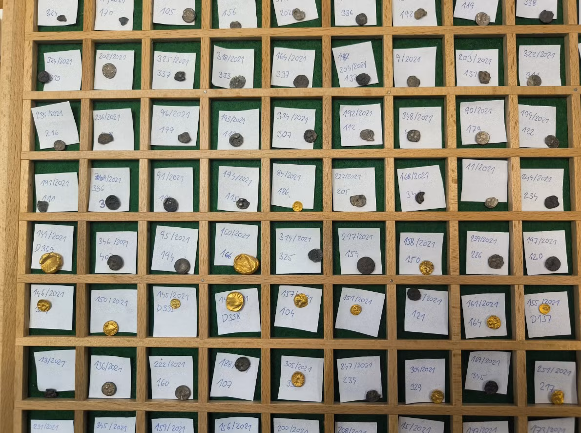 Kho báu này ước tính có niên đại khoảng thế kỷ thứ 2 Trước Công Nguyên. Ảnh: @Bảo Tàng Mariánská Týnice.