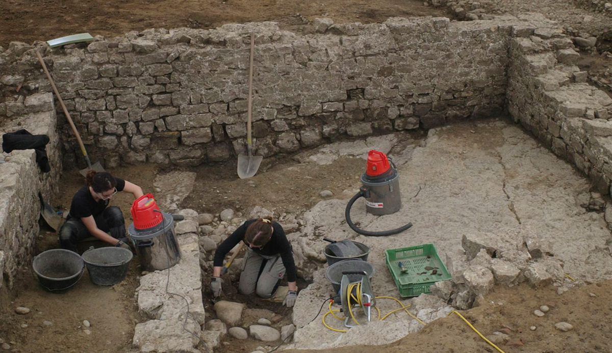 Khi tiến hành khai quật khảo cổ học cứu hộ tại Chur, thủ phủ cổ xưa của bang Grisons, Thụy Sĩ, các chuyên gia đến từ Bảo tàng Chur đã bất ngờ phát hiện ra một vật thể lạ. Ảnh: @Bảo tàng Chur.