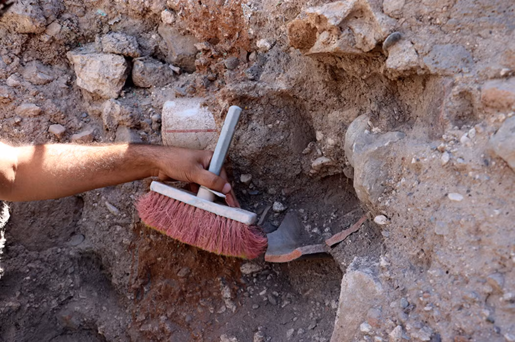 Đó là một chiếc bình cổ ước tính có niên đại khoảng tầm 1.700 năm tuổi. Ảnh: @Bộ Văn hóa và Du lịch Thổ Nhĩ Kỳ.