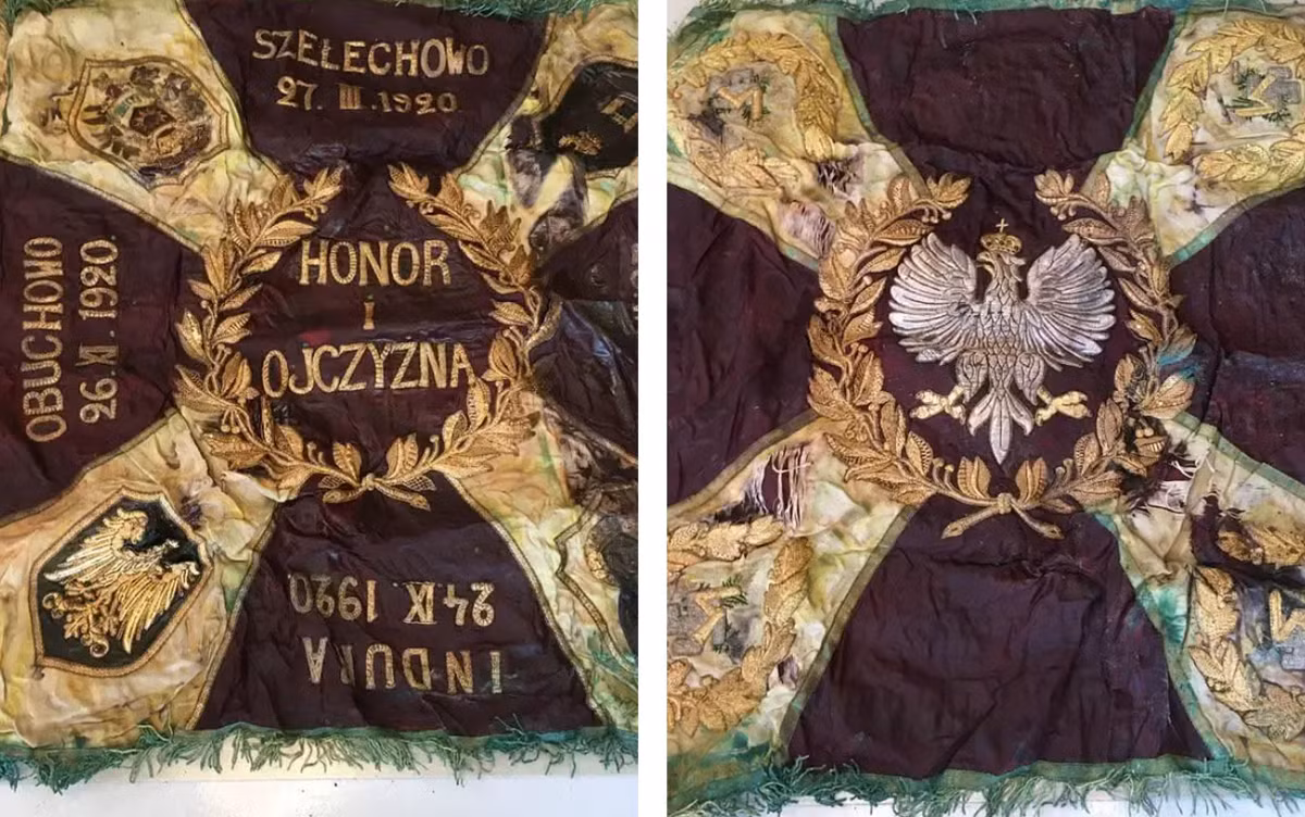 Đó là hai tấm bạt che có thêu các chi tiết độc đáo, màu sắc nổi bật. Khi tìm thấy dưới đất, cả hai tấm bạt che này được gấp vào trong kỹ càng, điều này cho thấy chúng được chôn một cách có chủ ý. Ảnh: @ LWKZ – M. Podgórski.