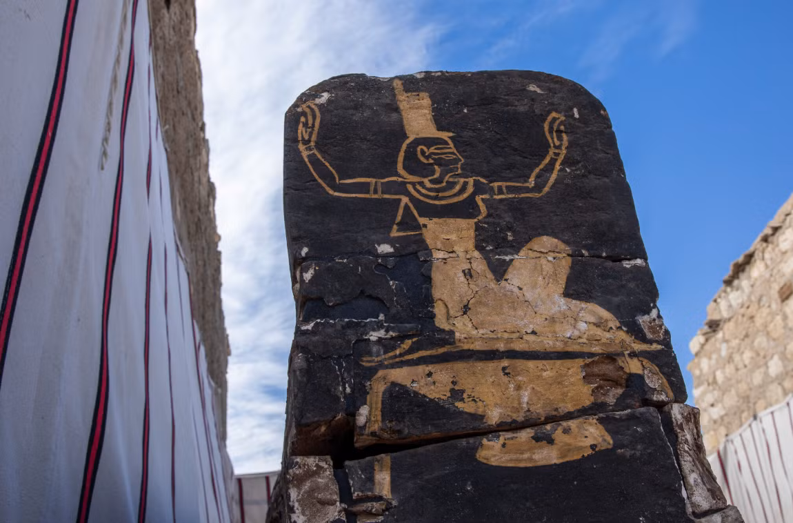 Trên bề mặt của một số quan tài này có khắc hình ảnh các vị thần Ai Cập cổ đại, đáng chú ý nhất là có khắc những đoạn trích từ cuốn “Sách Người chết” nổi tiếng để giúp người đã khuất sang thế giới bên kia. Ảnh: @Bộ Du lịch và Cổ vật Ai Cập.