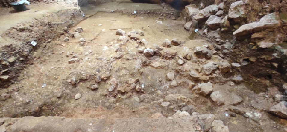 Hang động này được ước tính có niên đại từ 1,1 triệu đến 1,4 triệu năm tuổi. Ảnh: @Trung tâm Nghiên cứu Quốc gia về Tiến hóa Loài người.