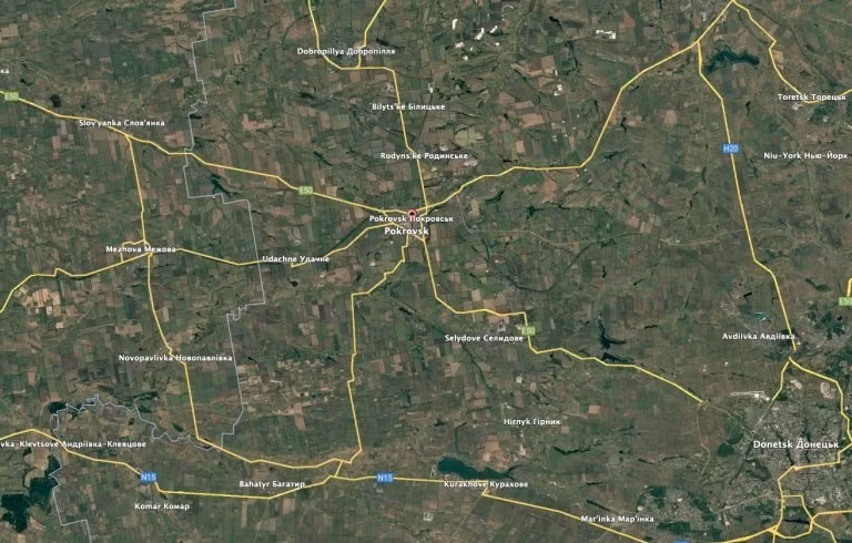 Pokrovsk từ lâu là một mắt xích trong hệ thống phòng thủ nhiều tầng của Ukraine ở Donetsk. Thành phố này không chỉ nằm trên tuyến đường sắt chính mà còn nối liền nhiều tuyến cao tốc chiến lược dẫn đến các vùng hậu cần phía tây. Nếu Pokrovsk thất thủ, Nga có thể mở ra hành lang tiến sâu hơn vào nội địa Ukraine.