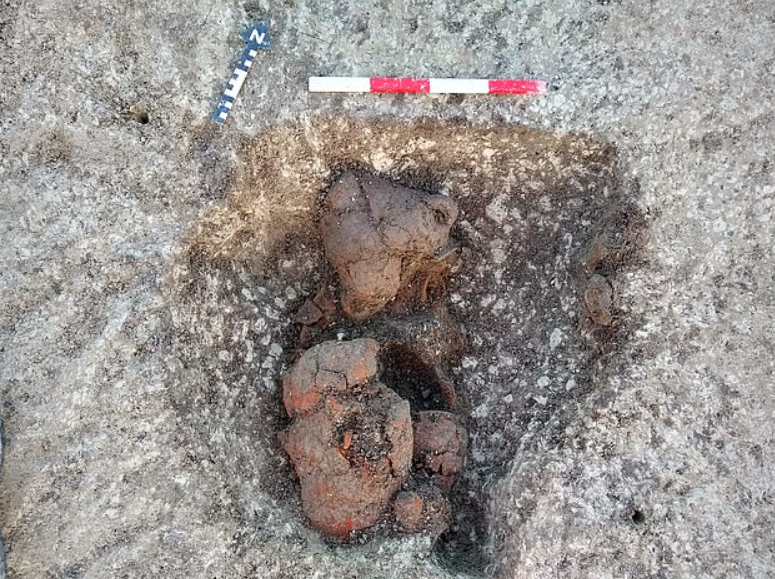 Theo chuyên gia khảo cổ Paolo Guarino, những hình thức chôn cất như vậy khác biệt đáng kể so với các nghi lễ chôn cất thông thường, được gọi là chôn cất bất thường và thường được cho là kết quả của một nghi lễ hiến tế rùng rợn nào đó.