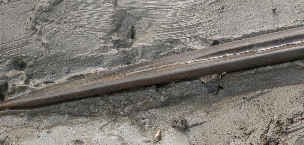 Con dao găm được mài rất sắc bén với một lỗ khoét ở một đầu. Nó được chạm khắc từ xương chân của nai sừng tấm hoặc hươu đỏ. Ảnh: @Bảo Tàng Quốc Gia Thụy Điển.