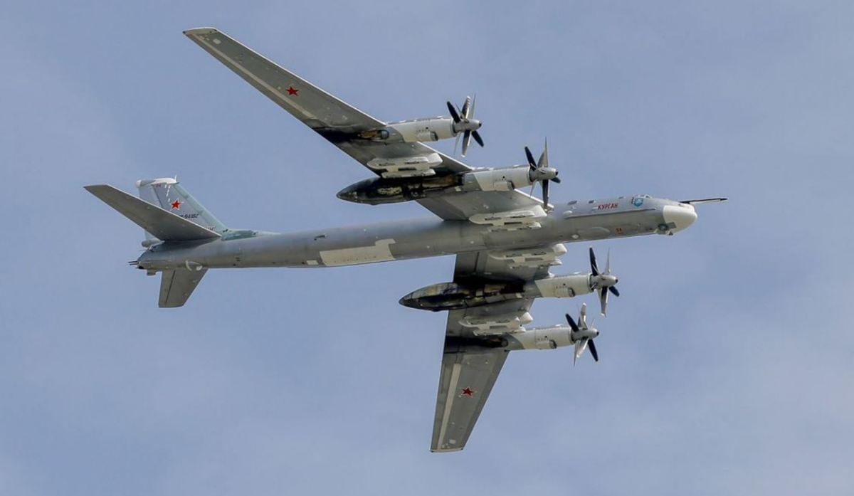 Việc đánh giá xem Nga có thể sửa chữa máy bay ném bom bị hư hỏng phụ thuộc vào mức độ phá hủy và năng lực công nghiệp của đất nước này. Máy bay ném bom chiến lược như Tu-95 và Tu-22M3 là những nền tảng phức tạp, cũ kỹ, nhiều máy bay có từ thời Liên Xô cũ. Những hư hỏng nhỏ hoặc các bộ phận không quan trọng của khung máy bay, có thể được sửa chữa tương đối nhanh chóng nếu có sẵn phụ tùng thay thế. Tuy nhiên, hư hỏng nghiêm trọng ở động cơ, thân máy bay hoặc các hệ thống quan trọng như radar hoặc khoang vũ khí có thể khiến việc sửa chữa tốn kém và mất thời gian rất nhiều. Ảnh: @ militarnyi.