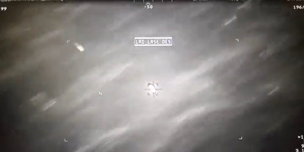 Điều đáng chú ý là trên màn hình video xuất hiện dòng chữ “LRD LASE DES”, xác nhận rằng một chiếc MQ-9 đã chiếu laser mục tiêu để dẫn hướng cho quả Hellfire từ chiếc còn lại. Đây vốn là kỹ thuật quen thuộc trong tấn công mặt đất, nhưng nay được ứng dụng cho mục tiêu trên không.