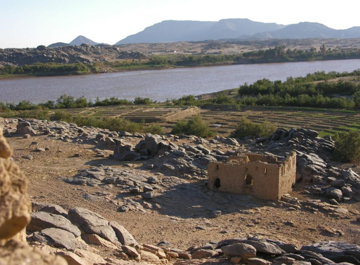 Khi tiến hành khai quật tại địa điểm khảo cổ Kulubnarti thuộc trường phái Qinifab ở phía bắc Sudan, nằm trên sông Nile, cách biên giới Ai Cập khoảng 160 km về phía Nam, các chuyên gia đến từ trường Đại học Missouri-St. Louis bất ngờ tìm thấy quần thể di tích chôn cất cổ xưa kỳ lạ. Ảnh: @Đại học Missouri-St. Louis.