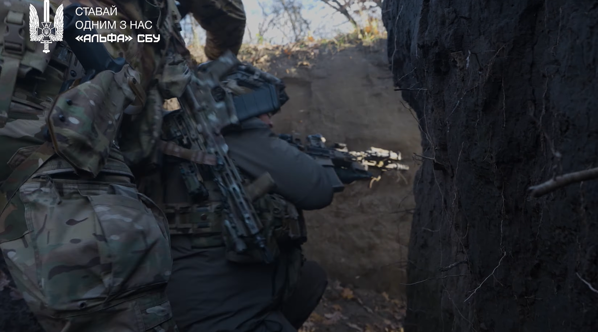 Đoạn video tuyển dụng được SBU công bố, bao gồm cảnh quay từ các bài tập huấn luyện chiến thuật, trong đó có một phương tiện mặt đất không người lái bốn chân, trông giống như một con chó robot. Ảnh: @Cơ quan An ninh Ukraine.