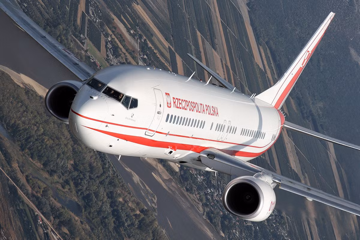 Những bức ảnh do nhiếp ảnh gia Bartek Bera công bố đã nhanh chóng thu hút sự chú ý, không chỉ bởi vẻ đẹp “pháo hoa trên bầu trời” mà còn bởi ý nghĩa ẩn sau cảnh tượng này. Việc một máy bay vốn được thiết kế cho mục đích dân dụng lại phóng mồi bẫy giống như tiêm kích, gợi mở nhiều điều về mức độ bảo vệ được dành cho các phương tiện chở lãnh đạo cấp cao.