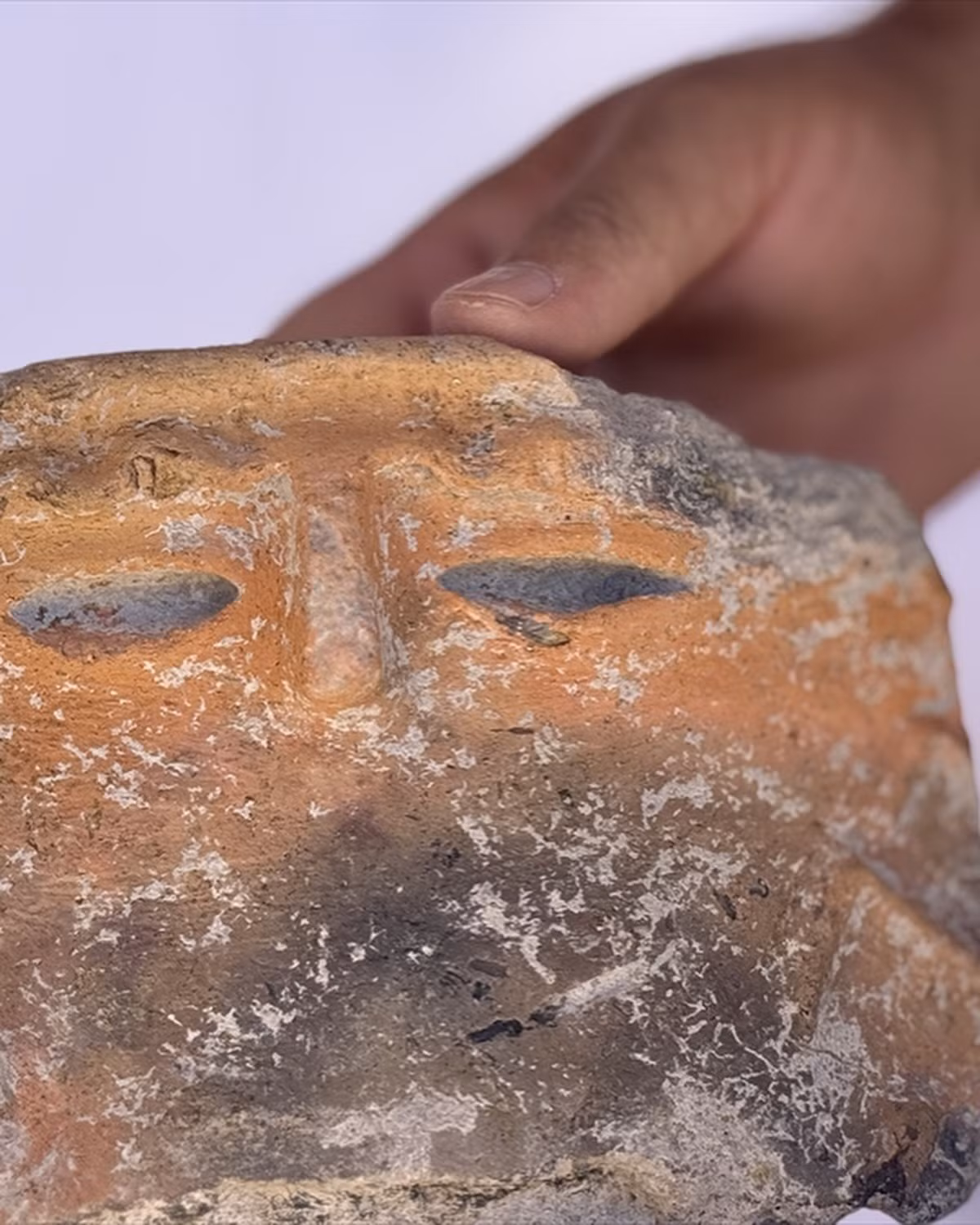 Hiện tại, mảnh gốm hình mặt người 5.000 năm tuổi này đóng vai trò như lời nhắc nhở về sự sáng tạo, tâm linh và chiều sâu biểu tượng của nền văn hóa tiền sử Anatolia. Ảnh: @Đại học Selçuk.