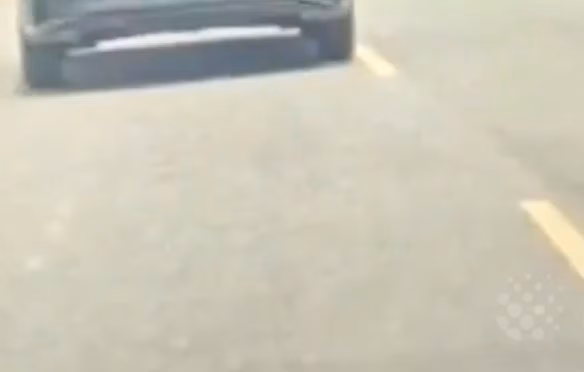 Khi đang ngân nga giai điệu yêu thích trên chiếc xe của mình, nữ tài xế phát hiện, phía đối diện đã có một chiếc xe dừng lại ngay phía trước. Ảnh: @Newsflare.