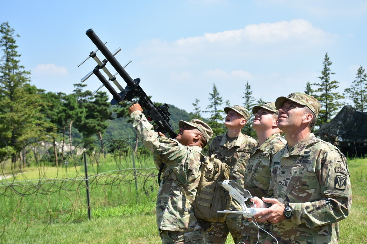 Các chuyên gia nhấn mạnh, dù Mỹ phát triển nhiều công nghệ C-sUAS, từ laser, vi sóng đến tên lửa đánh chặn, nhưng hiện tại trọng tâm vẫn là tác chiến điện tử và “tiêu diệt mềm”. Lý do: những biện pháp cứng có thể gây nguy hiểm ngoài ý muốn, đặc biệt khi triển khai trong nội địa.