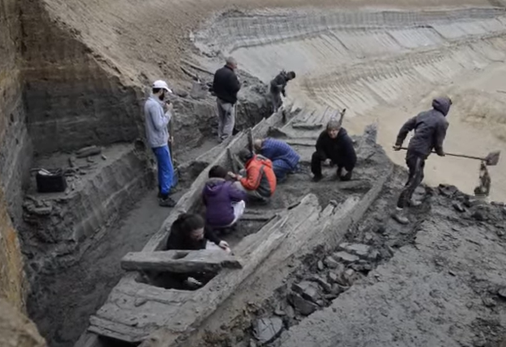 Tuy nhiên, thật đáng tiếc là những người thợ mỏ đã làm hư hại một phần con thuyền chiến này trong quá trình khai quật. Ảnh: @Uryadovir Courier.