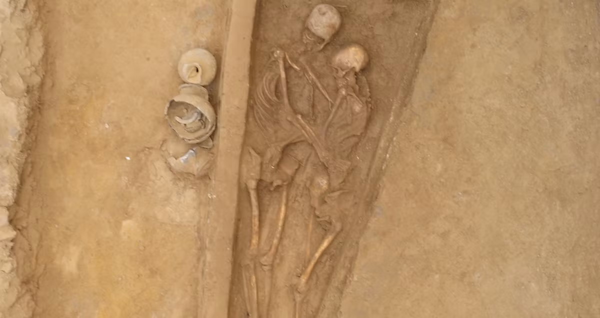 Còn khuôn mặt người phụ nữ áp vào vai người đàn ông, tay trái đặt lên eo người đàn ông; trên ngón áp út của người phụ nữ là một chiếc nhẫn bạc đơn giản. Ảnh: @Viện Khảo cổ học tỉnh Thiểm Tây.