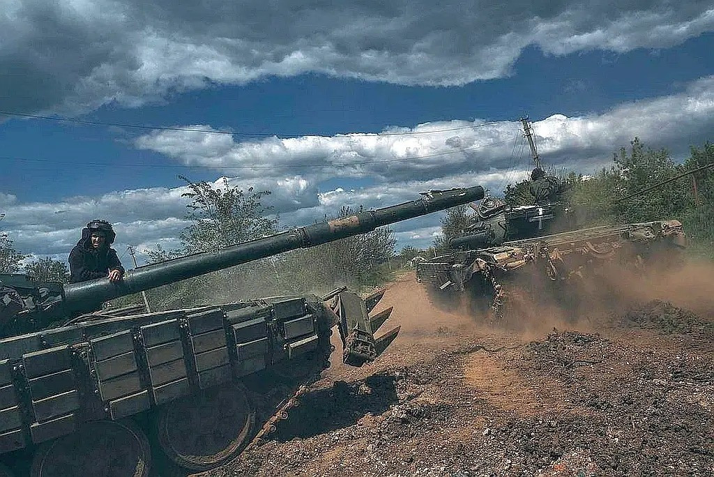 Theo các chuyên gia quân sự, Pokrovsk đang dần biến thành một “lò lửa”, nơi các đơn vị Ukraine bị bao vây từ nhiều hướng. Phía đông và nam, các cụm quân Nga đã khép vòng vây; phía bắc, sau khi Rodinskoye thất thủ, mọi tuyến rút lui của Ukraine đang bị đe dọa trực tiếp.