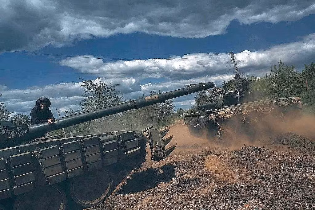 Theo các chuyên gia quân sự, Pokrovsk đang dần biến thành một “lò lửa”, nơi các đơn vị Ukraine bị bao vây từ nhiều hướng. Phía đông và nam, các cụm quân Nga đã khép vòng vây; phía bắc, sau khi Rodinskoye thất thủ, mọi tuyến rút lui của Ukraine đang bị đe dọa trực tiếp.