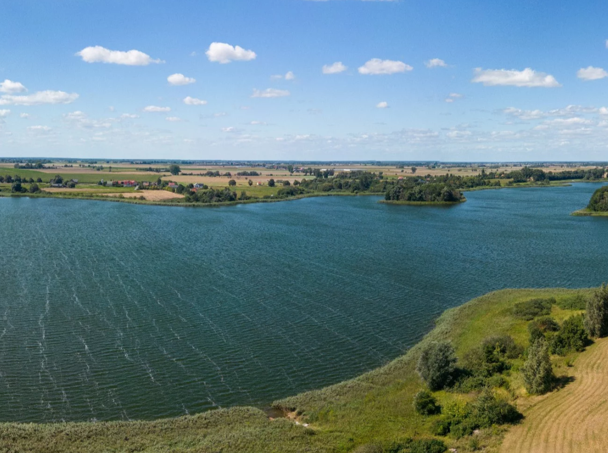 Các nhà khảo cổ học đến từ Bảo tàng triều đại Piast tại Lednica gần đây đã trục vớt được một vũ khí Thời Trung Cổ từ một hồ nước tên là Lednica ở miền Trung Ba Lan. Ảnh: @Bảo tàng triều đại Piast.