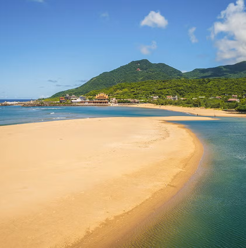 Trong quá trình thăm dò, khai quật tại một cồn cát trên bờ biển phía tây bắc của Đài Loan, thuộc quận Quan Âm, phía tây thành phố Đào Viên, các nhà khảo cổ học đến từ trường Đại học Quốc gia Thanh Hoa đã bất ngờ tìm thấy một vật thể lạ. Ảnh: @Đại học Quốc gia Thanh Hoa.