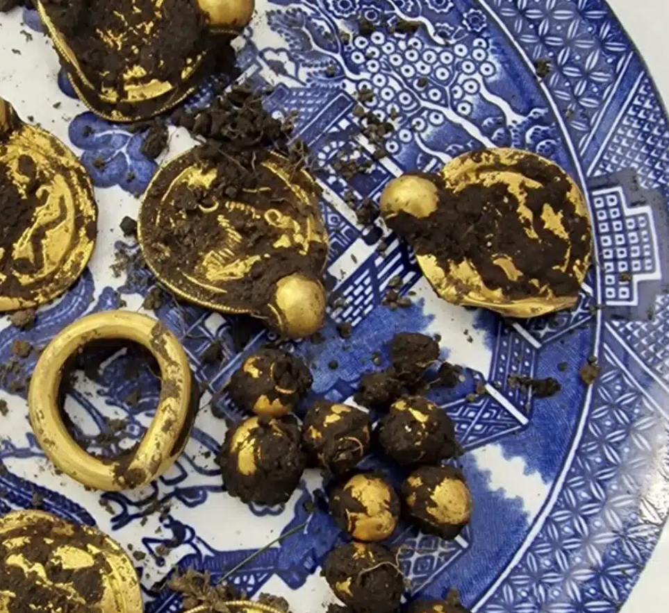 Những món trang sức này có thể được chế tác bởi những thợ kim hoàn lành nghề và được đeo bởi những cá nhân quyền lực nhất trong xã hội vào thế kỷ thứ 6 Sau Công Nguyên tại Na Uy. Ảnh: @Erlend Bore.