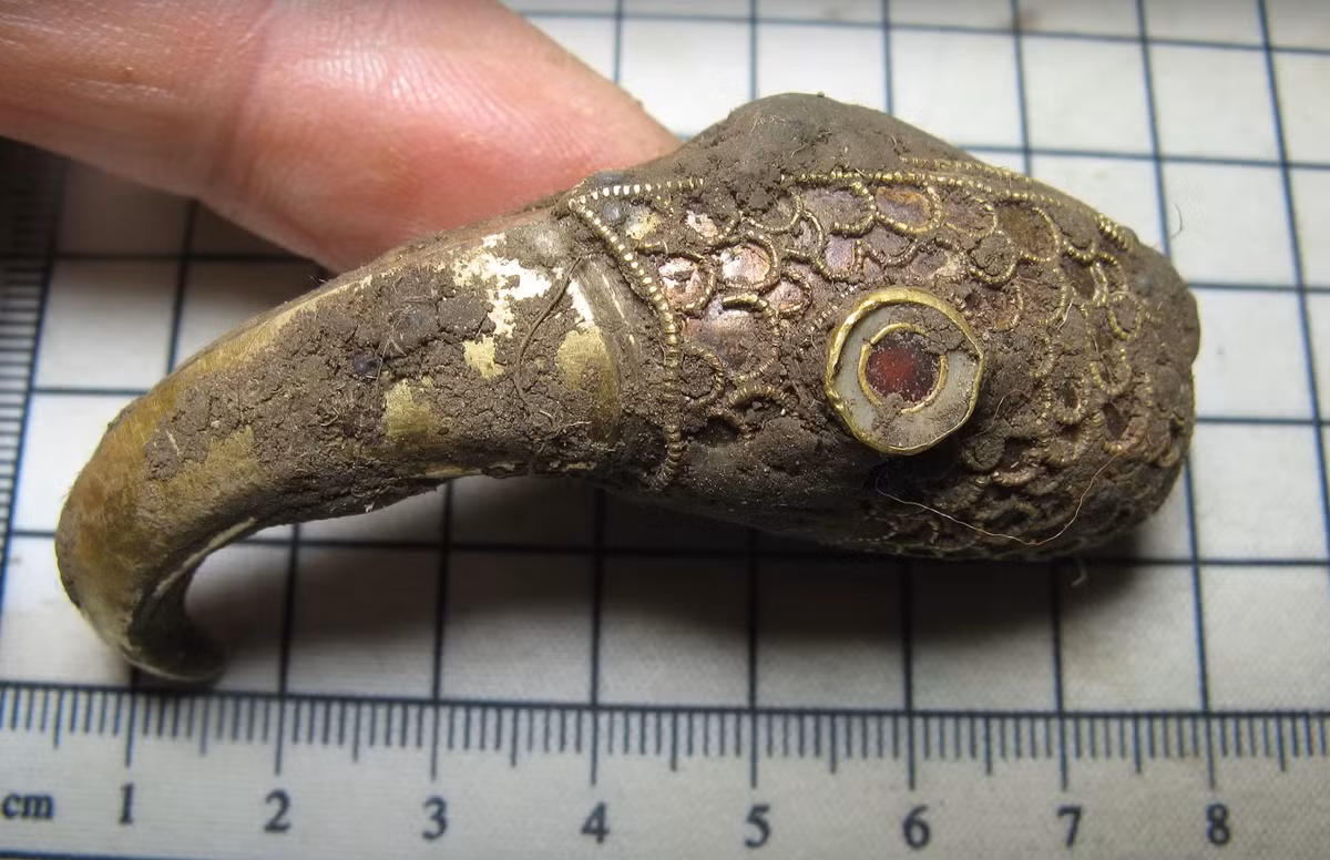 Đầu quạ được trang trí tinh xảo với một con mắt khảm đá garnet, bao quanh là một vòng men trắng. Ảnh: @Chris Phillips.