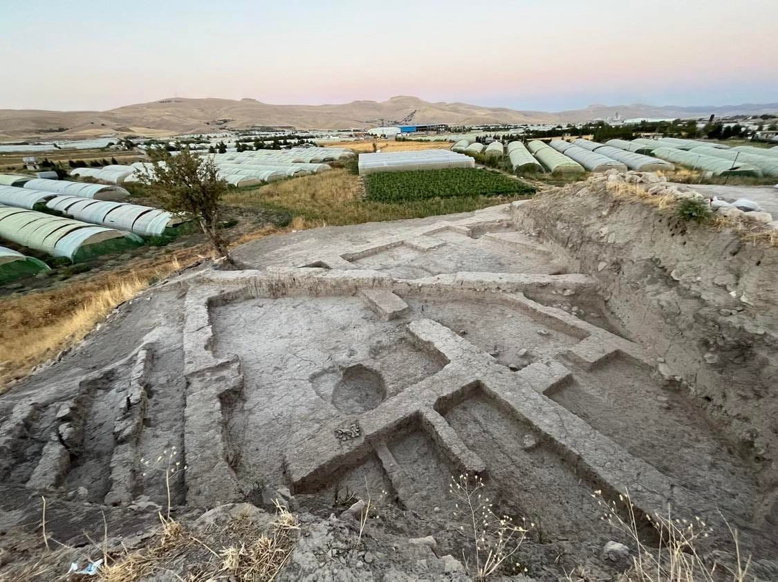 Công trình kiến trúc này có niên đại từ thời kỳ Uruk thuộc nền văn minh Lưỡng Hà cổ đại, khoảng từ năm 3.300 đến 3.100 Trước Công Nguyên. Ảnh: @Trung tâm Nghiên cứu Khảo cổ học, Nghệ thuật và Khoa học Di sản Iraq.