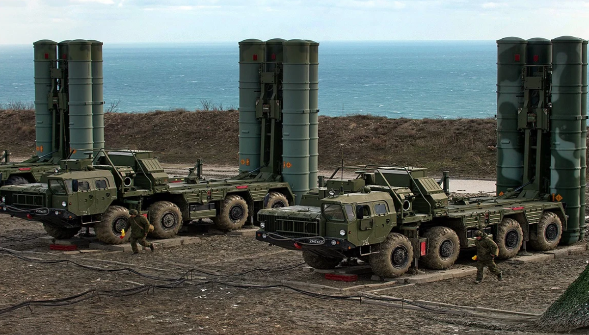 Vào ngày 23/11/2024, Lực lượng vũ trang Ukraine bắt đầu các cuộc tấn công vào lãnh thổ Nga bằng tên lửa đạn đạo ATACMS do Mỹ cung cấp phá hủy được hai bệ phóng thuộc hệ thống S-400 ở khu vực Kursk của Nga. Hai tháng sau, một cuộc tấn công thành công đã vô hiệu hóa một radar phát hiện 92N6 gần tiền tuyến thành phố Belgorod ở Kursk. Ảnh: @ Aviacionline.