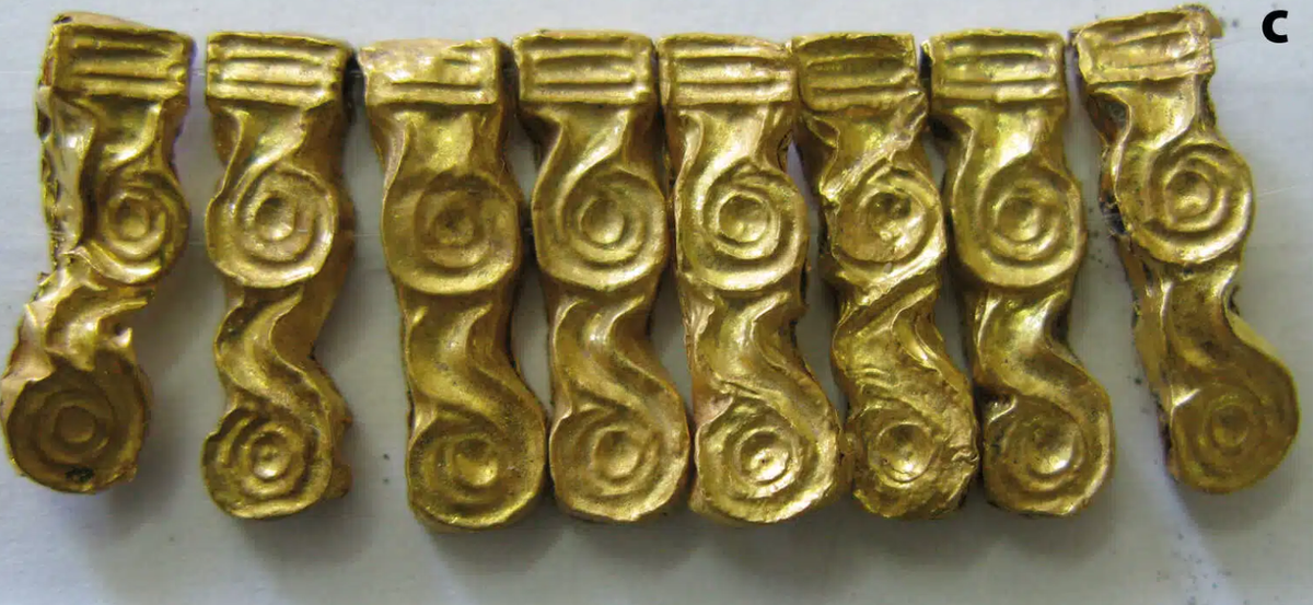 Những vật phẩm này bao gồm các hạt cườm được trang trí, đĩa và đồ trang trí vũ khí. Mặc dù đã bị cướp phá từ thời cổ đại, nhưng các ngôi mộ này vẫn còn chứa những hiện vật quý giá góp phần vào công tác nghiên cứu. Ảnh: @Vassiliki Adrimi-Sismani.