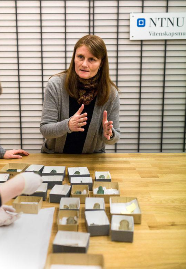 “Chưa bao giờ ở Na Uy người ta tìm thấy nhiều rìu cổ như vậy. Những chiếc rìu cổ này rất hiếm khi được tìm thấy ở các vùng Scandinavia”, Merete Moe Henriksen chia sẻ thêm. Ảnh: @Bảo tàng Đại học Khoa học và Công nghệ Na Uy.