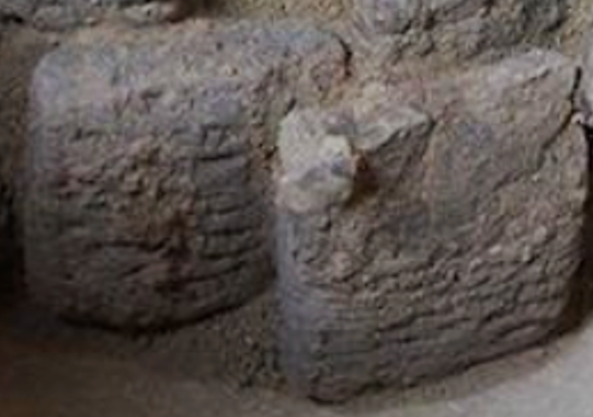 Các kỹ thuật thăm dò, phân tích khảo cổ học chuyên sâu cho thấy, trên các tấm bia đá này có khắc hàng loạt thông điệp bằng tiếng Akkad, Sumer và Hurrian cổ xưa. Ảnh: @Sở Khảo cổ Duhok.