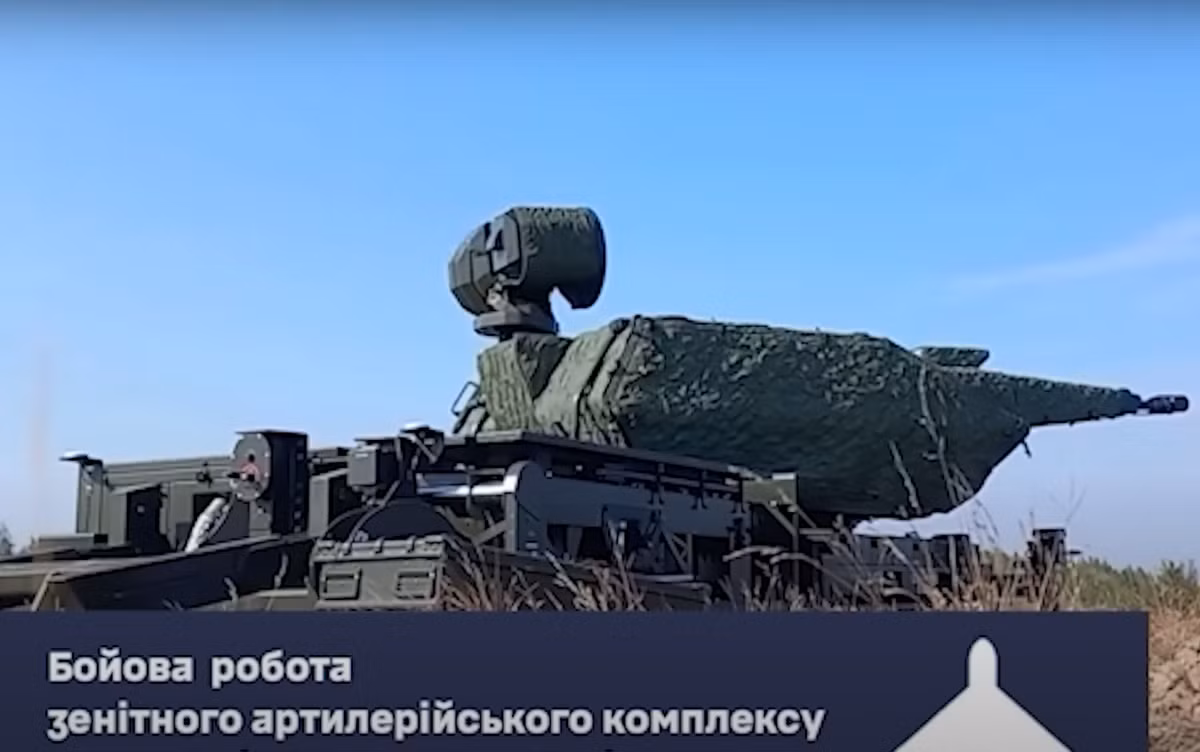Bài đăng kèm theo đoạn video nêu rõ: "Hệ thống Skynex của Rheinmetall đang được Không quân sử dụng, cho thấy kết quả hoàn hảo trong việc tiêu diệt máy bay không người lái tấn công của đối phương; hiệu quả hoạt động của súng pháo phòng không tự động Oerlikon Mk.3 35mm trên Hệ thống Skynex đã truyền cảm hứng rất lớn cho những người bảo vệ bầu trời của chúng tôi". Ảnh: @Defense of Ukraine.